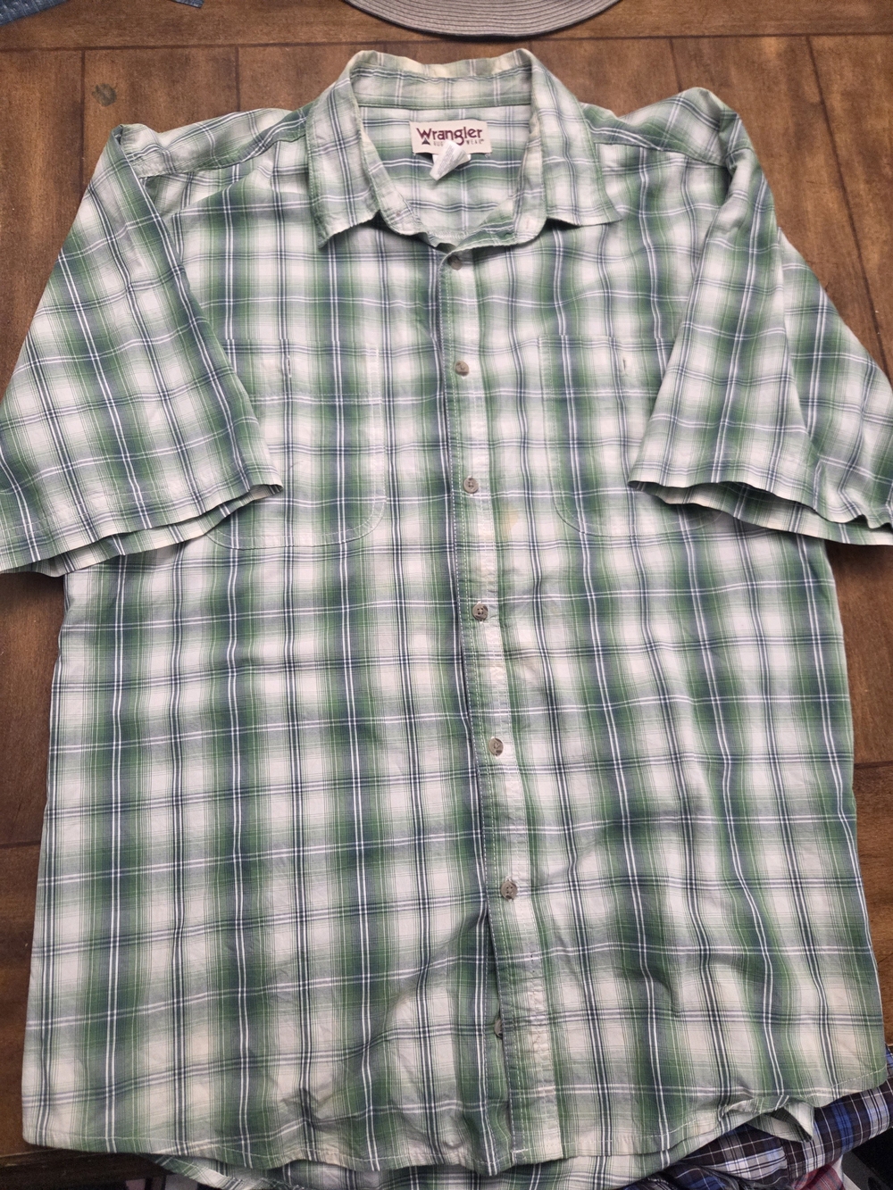 Wrangler Green and White Plaid Short-Sleeve Button Down Shirt
